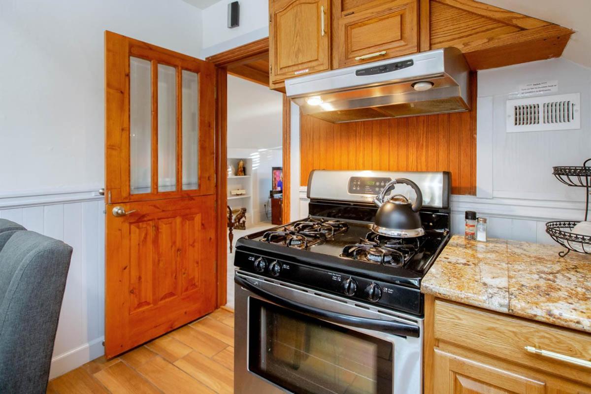 Alameda 3Br Unique Victorian Penthouse With Deck And Outdoor Furniture, Ac, 3 Blocks To Beach & Shopping Center & 2 Free Parking Spaces Екстериор снимка